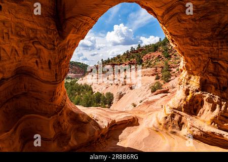 Blick von innen auf die Moqui Cave in Kanab, Utah Stockfoto