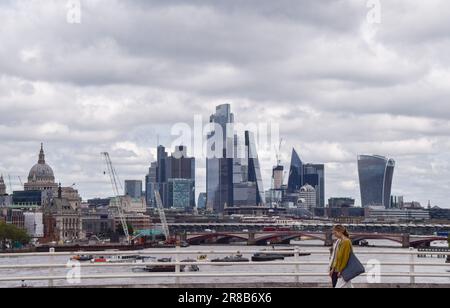 London, Großbritannien. 20. Juni 2023. An einem bewölkten Tag passieren die Leute die Skyline von London auf der Waterloo Bridge. (Foto: Vuk Valcic/SOPA Images/Sipa USA) Guthaben: SIPA USA/Alamy Live News Stockfoto