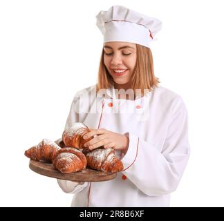 Bäckerin mit einem Brett leckerer Croissants auf weißem Hintergrund Stockfoto