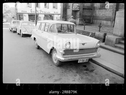 Derzeit 41-1-1960: Die Autoparade Zurzeit werden Autos in vier Preisklassen präsentiert: Unter 15.000 NOK 15.000 – 18.000 NOK 18.000 – 24.000 über 24.000 NOK Foto: Aktuell / NTB **FOTO NICHT VERARBEITET*** Stockfoto