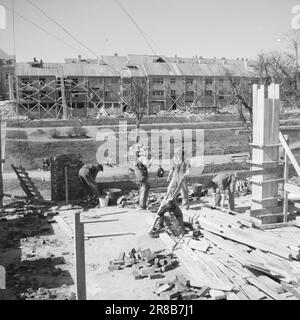 Tatsächlich 11 803-1-1947: Wiederaufbau in Kristiansund Kristiansund N. die auf Felsen und Bergen gebaute Stadt verschwand nach dem deutschen Bombenanschlag im Jahr 1940 in einem einzigen riesigen Feuer. Die Spuren sind fast gelöscht. Seit 7 Jahren leben sie in Baracken, so nah wie Hering in einem Fass. Noch sind nicht alle in die Stadt zurückgekehrt. Jetzt wird die Stadt wieder aufgebaut, aber es braucht Zeit. Wir treten in den zweiten Sommer des Wiederaufbaus ein. Die Pläne, die regulatorischen Arbeiten und andere Vorbereitungen sind abgeschlossen. Im ganzen Land wird ein flacher Schuh versteinert und genagelt - aber natürlich wird er nie Q Stockfoto