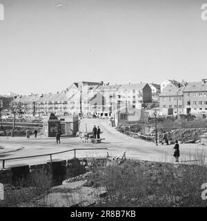 Tatsächlich 11 803-1-1947: Wiederaufbau in Kristiansund Kristiansund N. die auf Felsen und Bergen gebaute Stadt verschwand nach dem deutschen Bombenanschlag im Jahr 1940 in einem einzigen riesigen Feuer. Die Spuren sind fast gelöscht. Seit 7 Jahren leben sie in Baracken, so nah wie Hering in einem Fass. Noch sind nicht alle in die Stadt zurückgekehrt. Jetzt wird die Stadt wieder aufgebaut, aber es braucht Zeit. Foto: Per Bratland / Aktuell / NTB ***FOTO NICHT ABGEBILDET*** Stockfoto