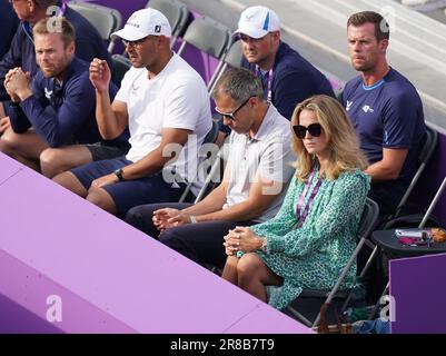 Andy Murrays Frau Kim Sears (unten rechts) schaut am zweiten Tag der Cinch-Meisterschaft 2023 im Queen's Club in London vorbei. Foto: Dienstag, 20. Juni 2023. Stockfoto