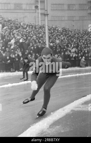 Tatsächlich 4-6-1947: WC auf EisskatingBoil für 10 Sekunden. Die Eiskunstlauf-Weltmeisterschaft 1947 verlief im Stil aller vorherigen großen Rennen dieses Jahres. Der Höhepunkt waren zweifellos die 10.000 Meter, auf denen Sverre Farstad aus Trønder gegen Finn Lassi Parkkinen kämpfte. Die Haupttribüne war während des gesamten Rennens voller Spannung, aber die trønder konnte Parkkinen nicht festhalten. Farstad verbrachte genau 10 Sekunden zu viel und wurde finnischer Weltmeister. Foto: Aktuell/NTB ***FOTO NICHT VERARBEITET*** Stockfoto