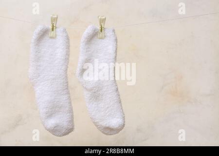 Ein Paar weiche Socken auf hellem Hintergrund Stockfoto