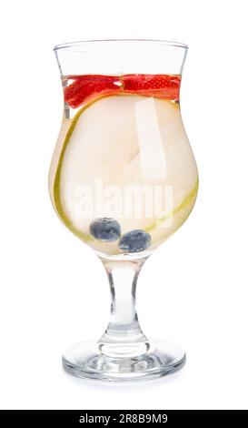 Ein Glas Wasser mit verschiedenen Obstscheiben auf weißem Hintergrund Stockfoto