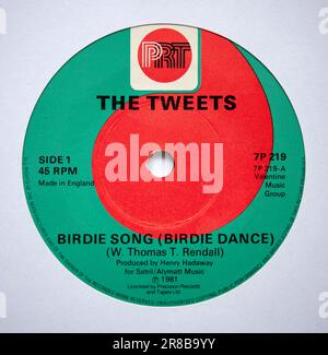 Mittleres Label der 1981 erschienenen 7-Zoll-Version des Birdie Song by the Tweets Stockfoto