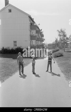 Tatsächlich 22 - 2 - 1974: DUS mit der Police Die Bezirkspolizei ist ein seltsames Phänomen, das als eine Art Pufferzone zwischen dem gewöhnlichen Polizisten und dem Jungen auf der Straße agiert. Der Zweck besteht in erster Linie darin, Verbrechen zu verhindern. Current ist bei den Offizieren Helge Løhren und Lars Stubstad. Foto: Ivar Aaserud / Aktuell / NTB ***FOTO NICHT ABGEBILDET*** Stockfoto