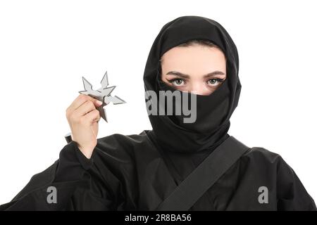 Weibliche Ninja mit Shurikens auf weißem Hintergrund Stockfoto