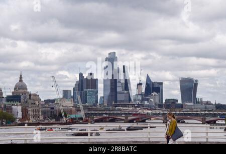 London, Großbritannien. 20. Juni 2023. An einem bewölkten Tag passieren die Leute die Skyline von London auf der Waterloo Bridge. (Kreditbild: © Vuk Valcic/SOPA Images via ZUMA Press Wire) NUR REDAKTIONELLE VERWENDUNG! Nicht für den kommerziellen GEBRAUCH! Stockfoto