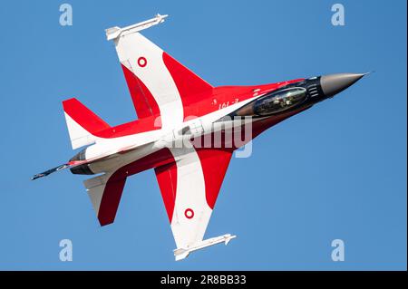 Ein General Dynamics F-16 kämpft gegen Falcon-Kampfflugzeuge der Royal Danish Air Force. Stockfoto