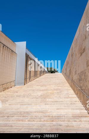 Valletta, Malta, 4. Mai 2023. Moderne Marmortreppen in der Nähe des Stadttors namens Putirjal, in der Nähe des Parlamentes von Malta, entworfen und erbaut von Ren Stockfoto