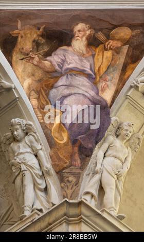 GENUA, ITALIEN - 7. MÄRZ 2023: Das Fresko von St. Luke der Evangelist aus der Kuppel der Kirche Chiesa di san Pietro in Banchi von Paolo Gerolamo Piola Stockfoto