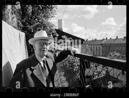 Strom 30-7-1960: Damals... In Oslo gibt es einen alten Bezirk namens Hammersborg, und in diesem Bezirk ist Damstredet, wo unter anderem Henrik Wergeland zu seiner Zeit lebte. Jetzt erlebt dieser Bezirk seine Renaissance, und die Straße wird allmählich von jungen Menschen bevölkert, die teilweise aus Wohnungsmangel, teilweise aus dem Sinn des Alten, dort einziehen. Foto: Sverre A. Børretzen / Aage Storløkken / Aktuell / NTB ***FOTO NICHT ABGEBILDET*** Stockfoto