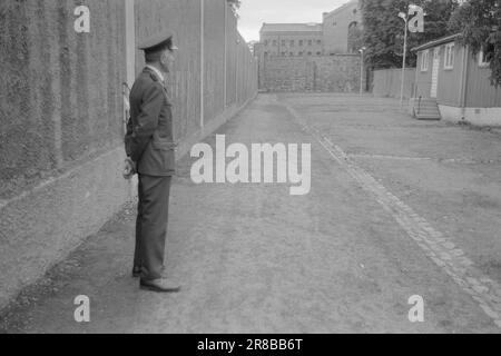 Tatsächlich 29 - 4 - 1974: Eine Nacht im Gefängnis Oslo Bezirksgefängnis, Station B, ist Norwegens größtes Gefängnis. Hinter den hohen Mauern zerquetscht sich die Finsternis. Die Isolation ist fast vollständig. Es ist ein schwieriger Prozess, sich an diese Umgebung zu gewöhnen. Foto: Sverre A. Børretzen / Aktuell / NTB ***FOTO NICHT IMAGE PROCESSED*** Stockfoto