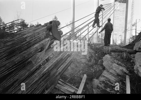 Aktuell 50-6-1960: In Brevik wird eine Brücke gebaut. Bald werden die endlosen Schlangen an Autos vor der Fähre Brevik-Stathelle ein Ende haben, da in Brevik eine Brücke gebaut wird. Foto: Sverre A. Børretzen / Aktuell / NTB ***FOTO NICHT IMAGE PROCESSED*** Stockfoto