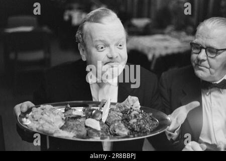 Aktueller 52. 2. 1960: Blumenkohl ala Christmas Ribs, Schauspieler Willie Hoel mit Ablegoyers auf dem Weihnachtstisch. Chlorophyll ist eine Party die diesjährige Firmenfeier fand unter dem Motto „Wohlbefinden am Arbeitsplatz“ im Restaurant für Rohkost statt. Gegen Kardialgie, Holzfäller und Mundgeruch." Foto: Sverre A. Børretzen / Aktuell / NTB ***FOTO NICHT IMAGE PROCESSED*** Stockfoto