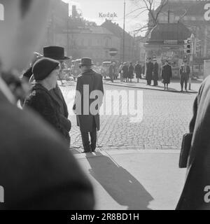 Strom 17-5-1960: Helfen Sie Blind. Tag und Nacht in ewiger Dunkelheit. Nur wenn das Sonnenlicht besonders stark ist, weiß er, was Licht ist. Dann flackert es irgendwo im Hinterkopf. Unangenehm, ohne Erfolg. Deshalb trägt er eine schwarze Brille, Bjørn Myrberg, einer der 4.000 Norweger, die nicht sehen können, einer von denen, die unsere Hilfe brauchen. Gibst du ihm einen anstrengenden Tag im Verkehr? Foto: Aage Storløkken / Aktuell / NTB ***FOTO NICHT VERARBEITET*** Stockfoto