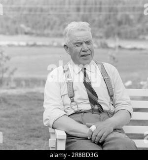 Aktueller 32-5-1960: Oladalens Dichter Es wird keine Zeit mehr sein, den Garten zu führen. Die Nachfrage nach Serienobjekten über das Leben in Oladalen ist so groß, dass Sigurd Lybeck nicht weiß, was zu tun ist. Er wandert unruhig im Hof hin und her. Was wird nun mit den Myrenggubben geschehen? Foto: Aage Storløkken / Aktuell / NTB ***FOTO NICHT VERARBEITET*** Stockfoto