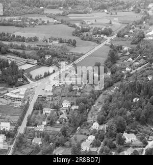 Stromstärke 30-5-1960: Das rasende Todesgrinsen hinter dem Steuer. Riesige Autokolossusen, wie Lokomotiven, fahren durch die dicht besiedelten Gebiete entlang der Straßen. Die Verkehrspolizei ist ständig auf der Suche und überwacht Schwertransporte mit Radar. Foto: Ivar Aaserud / Aktuell / NTB ***FOTO NICHT ABGEBILDET*** Stockfoto