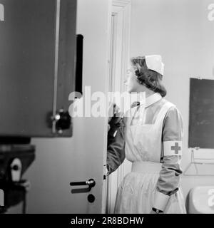 Aktuell 10-6-1960: Kirkvaag zum Film Rolf Kirkvaag ist dem Film als leitender Arzt in Arne Skouens neuem Film „Omringet“ beigetreten - über Major Hauglings dramatische Tage in der Frauenklinik von Rikshospitalet während des Krieges. Eva Rødland als Schauspielerin. Foto: Ivar Aaserud / Aktuell / NTB ***FOTO NICHT ABGEBILDET*** Stockfoto