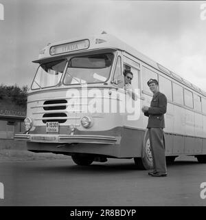 Derzeit 33-1-1960: Wenn die nordischen Menschen mit dem Bus ins Ausland fahren, ist das die beste aller Zeiten. Unter lautem Gesang und mit Magenpillen in ihren Koffern werden nationale Grenzen in Scharen gebrochen. In diesem Bericht sind die Personen in den Bildern und im Text nicht identisch. Mögliche Ähnlichkeit ist rein zufällig. Foto: Ivar Aaserud / Aktuell / NTB ***FOTO NICHT ABGEBILDET*** Stockfoto