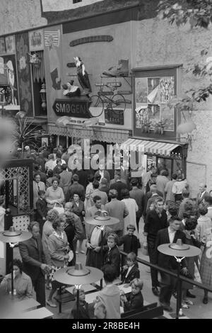 Aktueller 34-1-1960: Ein glücklicher Tag im Abenteuerpark Hier ist der Tivoli-Garten Kopenhagens – das Karussell voller glücklicher Erinnerungen für Zehntausende Norweger – der Abenteuergarten, den niemand kopieren kann. Foto: Ivar Aaserud / Aktuell / NTB ***FOTO NICHT ABGEBILDET*** Stockfoto