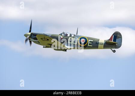 Supermarine Spitfire VC 'AR501' (G-AWII) in der Luft auf der Shuttleworth Around the World Airshow am Old Warden Aerodrome am 4. Juni 2023. Stockfoto