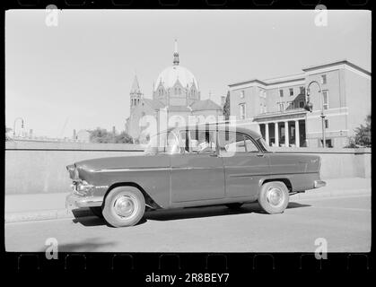 Aktuell 41-1-1960: Die Autoparade Zurzeit werden Autos in vier Preisklassen präsentiert: Unter 15.000 NOK 15.000 NOK – 18.000 NOK 18.000 – 24.000 NOK über 24.000 NOK wurde der Vauxhall Victor Standard plötzlich billiger, und einer der Gründe war wahrscheinlich auch, dass ein neues Modell heute marktreif ist. Aber die Verbesserungen sind nicht bedeutsamer als die Tatsache, dass sich viele Menschen für das aktuelle Modell interessieren werden, das ein komfortables und gut ausgestattetes Familienauto ist. Er hat 4 Türen, Platz für 5,55 PS SAE im Motor, die Reifen sind 5,60x13 groß, das Gewicht beträgt 975 kg Stockfoto