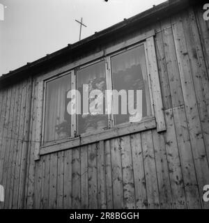 Tatsächlich 20-3-1947: Honningsvåg'Zwischen Baracken und Bergen am Meer...' Als die deutschen „Entstörungsabteilungen“ Honningsvåg verließen, blieb nur die winzige Holzkirche erhalten und bezeugte, dass Honningsvåg eine florierende kleine Gemeinde war, das größte Fischerdorf von West Finnmark. Wie sieht es heute in Honningsvåg aus, fast drei Jahre nachdem die Deutschen in Finnmark ihre Verwüstung begannen? Wie läuft es eigentlich mit der umstrittenen Restaurierung im Norden? Foto: Th. Skotaam/Aktuell/NTB ***FOTO NICHT VERARBEITET*** Stockfoto