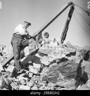 Tatsächlich 11 803-1-1947: Wiederaufbau in Kristiansund Kristiansund N. die auf Felsen und Bergen gebaute Stadt verschwand nach dem deutschen Bombenanschlag im Jahr 1940 in einem einzigen riesigen Feuer. Die Spuren sind fast gelöscht. Seit 7 Jahren leben sie in Baracken, so nah wie Hering in einem Fass. Noch sind nicht alle in die Stadt zurückgekehrt. Jetzt wird die Stadt wieder aufgebaut, aber es braucht Zeit. Es muss sie jenseits von Worten erfreuen zu sehen, wie die Stadt Gestalt annimmt. Aber Straßen bauen ist harte Arbeit. Tonnen von Stein müssen weggetrieben werden. Foto: Per Bratland / Aktuell / NTB ***FOTO NICHT ABGEBILDET*** Stockfoto