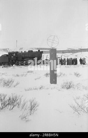 Tatsächlich 1-1948: Nord- und Südnorwegen verbunden [Bild 0035]am 8. Dezember 1947 hat Nordlandsbanen, oder Nord-Norgesbanen, wie es eigentlich genannt werden sollte, sein Wachstum um einige neue Meilen erweitert. Der Streckenabschnitt Mo i Rana-Lønsdal wurde für den allgemeinen Verkehr geöffnet. Damit wurde eine neue Etappe des Nord-Norgesbanen abgeschlossen. Aber Lønsdal ist nicht der Endpunkt, die Strecke muss viel weiter nördlich verlaufen, - gibt es irgendeinen Grund, diesen Vorfall auf mehr als ein technisches Eisenbahnintermesso zu erhöhen? Ja, das ist es. Dieses Ereignis, das ohne große Zeremonie von Pomp und Pracht stattfand, in Wirklichkeit Stockfoto