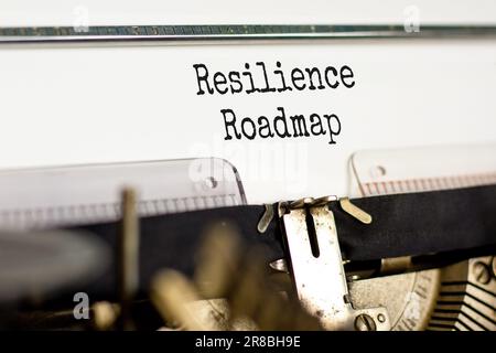 Roadmap-Symbol für Resilienz. Konzeptbegriff Resilience Roadmap, getippt auf Retro alte Schreibmaschine. Wunderschöner weißer Hintergrund. Roadmap für Unternehmen und Resilienz Stockfoto