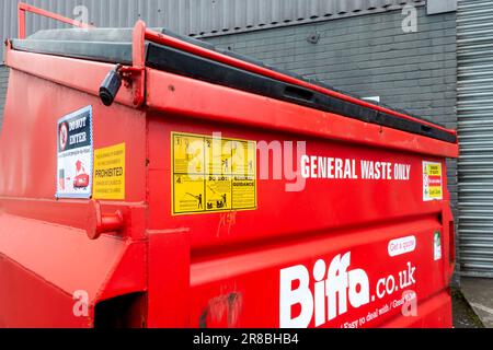 Warnaufkleber auf einem roten metallrecyclingplatz Stockfoto