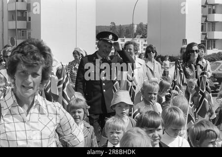 Tatsächlich 22 - 2 - 1974: DUS mit der Police Die Bezirkspolizei ist ein seltsames Phänomen, das als eine Art Pufferzone zwischen dem gewöhnlichen Polizisten und dem Jungen auf der Straße agiert. Der Zweck besteht in erster Linie darin, Verbrechen zu verhindern. Current ist bei den Offizieren Helge Løhren und Lars Stubstad. Foto: Ivar Aaserud / Aktuell / NTB ***FOTO NICHT ABGEBILDET*** Stockfoto