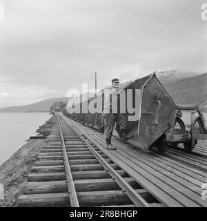 Aktuell 46-7-1960: Soll dieses Dorf verwüstet werden? Die Bergbaugemeinde Bjørkåsen steht vor ihrem Niedergang, wenn nicht bald neue Arbeitsplätze geschaffen werden. Die Erzreserven reichen nur für 2 1/2 Betriebsjahre aus. Die Jungen fliehen aus dem Dorf, und die Alten sind beunruhigt über die Ungewissheit. „Es muss eine neue Industrie aufgebaut werden, das ist eine beliebte Forderung“, sagt die Ballangsværingen. Foto: Bjarne Amundsen / Aktuell / NTB ***FOTO NICHT ABGEBILDET*** Stockfoto