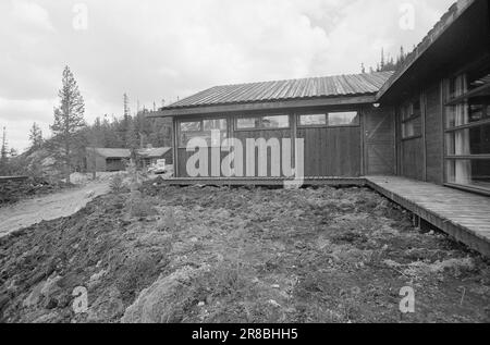 Aktuell 28 - 3 - 1974: Kabinenurlaub in einer neuen WegEven in Norwegen haben wir keinen Platz für eine unbegrenzte Anzahl von Hütten und Ferienhäusern in unserer geräumigen Natur, wenn es unberührte Gebiete bleiben soll. Wir müssen mehr Leute für jede Hütte zusammenbringen und sie in Dörfern mit guter Abfallentsorgung und Abwasser abholen, wie es in Gausta Fjellgrend geschehen ist. In Gausta Fjellgrende besitzen 48 Genossenschaftsbesitzer acht komfortable und attraktive Hütten. Foto: Sverre A. Børretzen / Aktuell / NTB ***FOTO NICHT IMAGE PROCESSED*** Stockfoto