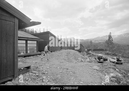 Aktuell 28 - 3 - 1974: Kabinenurlaub in einer neuen WegEven in Norwegen haben wir keinen Platz für eine unbegrenzte Anzahl von Hütten und Ferienhäusern in unserer geräumigen Natur, wenn es unberührte Gebiete bleiben soll. Wir müssen mehr Leute für jede Hütte zusammenbringen und sie in Dörfern mit guter Abfallentsorgung und Abwasser abholen, wie es in Gausta Fjellgrend geschehen ist. In Gausta Fjellgrende besitzen 48 Genossenschaftsbesitzer acht komfortable und attraktive Hütten. Foto: Sverre A. Børretzen / Aktuell / NTB ***FOTO NICHT IMAGE PROCESSED*** Stockfoto