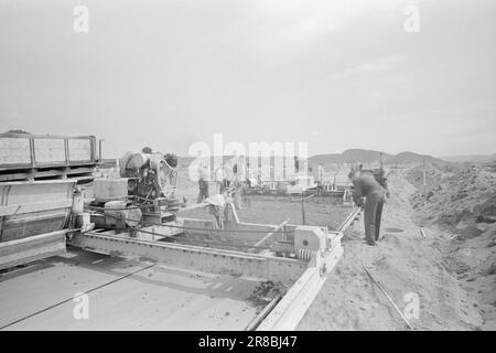 Aktuell 27-10-1960: Der Fluss wird verschoben, damit die Flugzeuge ankommen. Ein NATO-Zuschuss in Höhe von 40 Mio. € für den Ausbau des Flughafens Værnes in Stjørdal.Photo Sverre A. Børretzen: Aktuell / NTB ***Photo not image PROCESSED*** Stockfoto