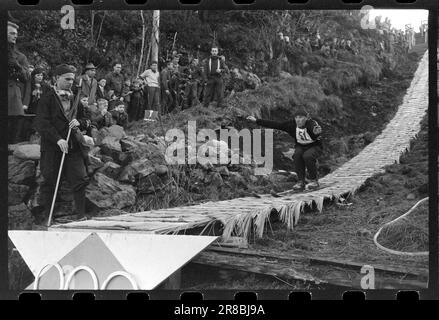 Actual 47-4-1960 : luftiger Schwebeflug ohne Schnee Bergen's Ski Circle zusammen mit Fana Idrettslag und Hoppsportens Freunden organisierten Rennen in Lilletvedtbakken in Fana außerhalb von Bergen. Der Abflusskanal war mit zerstoßenem Eis von Bergen Fiskeinwiesi überzogen. Foto: Sverre A. Børretzen / Aktuell / NTB ***FOTO NICHT IMAGE PROCESSED*** Stockfoto