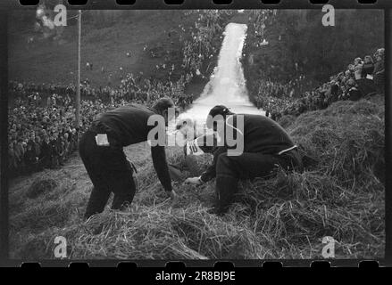 Actual 47-4-1960 : luftiger Schwebeflug ohne Schnee Bergen's Ski Circle zusammen mit Fana Idrettslag und Hoppsportens Freunden organisierten Rennen in Lilletvedtbakken in Fana außerhalb von Bergen. Der Abflusskanal war mit zerstoßenem Eis von Bergen Fiskeinwiesi überzogen. Foto: Sverre A. Børretzen / Aktuell / NTB ***FOTO NICHT IMAGE PROCESSED*** Stockfoto