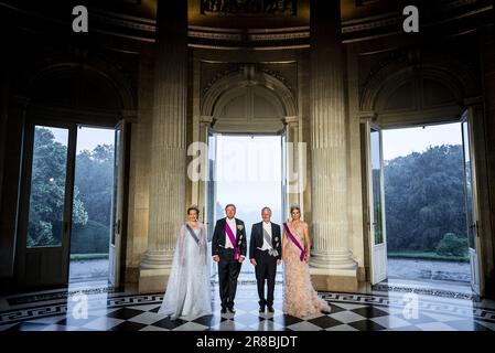 BRÜSSEL - König Willem-Alexander und Königin Maxima und der belgische König Philippe und Königin Mathilde posieren für ein Foto vor dem Staatsbankett im Schloss Laeken am ersten Tag des Staatsbesuchs in Belgien. Das königliche Paar wird das Land auf Einladung des belgischen Königs Philippe und Königin Mathilde besuchen und neben Brüssel auch Waterloo, Leuven und Antwerpen besuchen. ANP REMKO DE WAAL niederlande raus - belgien raus Stockfoto