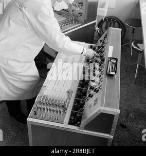 Stromstärke 16-9-1960: Ein Blick ins Gehirn für fünf Stunden der Chirurg stand am Kopf des Patienten. Und nicht eine von ihnen konnte ihn ausruhen, weil ihm ein Mensch sein Leben anvertraut hatte. Den Mitarbeitern von Aktuell wurde gestattet, die Operation bei Rikshospitalet in Oslo zu verfolgen. Foto: Aage Storløkken / Aktuell / NTB ***FOTO NICHT VERARBEITET*** Stockfoto