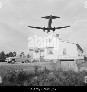 Strom 47-1-1960: Die Flugzeuge ins Wohnzimmer. Wir wissen noch zu wenig über die Auswirkungen von Lärm auf das Gehör und die Nerven. Dennoch beginnen wir mit dem Bau eines großen Flughafens in einem dicht bebauten Gebiet: Fornebu. Zwar wurden viele Häuser gebaut, nachdem der Flughafen kam, aber es ist klar, dass dies ein typisches Wohngebiet war, das gut für die Vorstadtentwicklung geeignet war. Foto: Ivar Aaserud / Aktuell / NTB ***FOTO NICHT ABGEBILDET*** Stockfoto