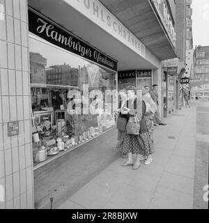 Derzeit 33-1-1960: Wenn die nordischen Menschen mit dem Bus ins Ausland fahren, ist das die beste aller Zeiten. Unter lautem Gesang und mit Magenpillen in ihren Koffern werden nationale Grenzen in Scharen gebrochen. In diesem Bericht sind die Personen in den Bildern und im Text nicht identisch. Mögliche Ähnlichkeit ist rein zufällig. Foto: Ivar Aaserud / Aktuell / NTB ***FOTO NICHT ABGEBILDET*** Stockfoto