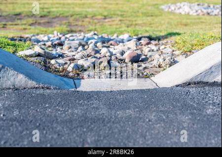 Ausschnitt für Stauschwellen des Parkplatzes für Regenwasserabfluss. Stockfoto