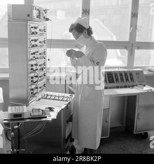 Stromstärke 16-9-1960: Ein Blick ins Gehirn für fünf Stunden der Chirurg stand am Kopf des Patienten. Und nicht eine von ihnen konnte ihn ausruhen, weil ihm ein Mensch sein Leben anvertraut hatte. Den Mitarbeitern von Aktuell wurde gestattet, die Operation bei Rikshospitalet in Oslo zu verfolgen. Foto: Aage Storløkken / Aktuell / NTB ***FOTO NICHT VERARBEITET*** Stockfoto