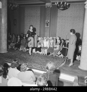 Aktueller 20. 5. 1960: Westlich inspirierte Mode auf einer Modenschau in Moskaus Mauriske, Kaufhaus Kusnetskij Most. Es war klar, dass der westliche Einfluss den Eisernen Vorhang durchdrungen hatte. Foto: Aage Storløkken / Aktuell / NTB ***FOTO NICHT VERARBEITET*** Stockfoto