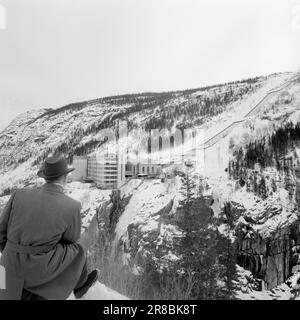 Aktuell 14-10-1960: Norsk Hydro Ein Arbeitstag ist vorbei, ein neuer hat bereits begonnen. Rund um die Uhr arbeiten 8.600 Menschen mit Werten, die Milliarden wert sind. Ein wunderbares Unternehmen, ein fantastischer Arbeitsplatz, eine moderne Großindustrie, die weltweit Wachstum und Profit schafft und täglich eine Million Kronen in Währung bereitstellt! Für 100 Norweger, jung und alt, bedeutet dieser Riese täglich Brot, Haus und Zuhause, Freizeit und Vergnügen. Ein Abenteuer aus der realen Welt. Foto: Aage Storløkken / Aktuell / NTB ***FOTO NICHT VERARBEITET*** Stockfoto