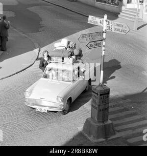 Derzeit 31-6-1960: Der Feiertag steht vor Tausenden von Menschen, die mit dem Auto oder Zelt in Urlaub fahren. Foto: Aage Storløkken / Aktuell / NTB ***FOTO NICHT VERARBEITET*** Stockfoto